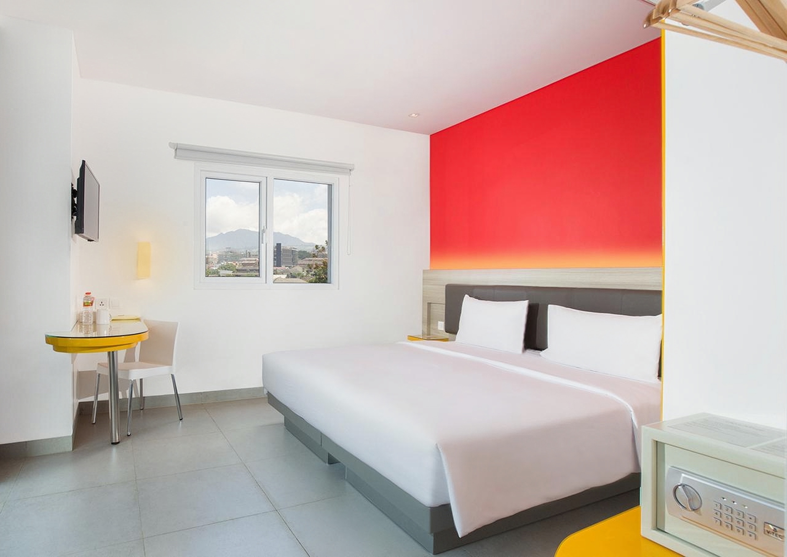 Smart, Queen Bed