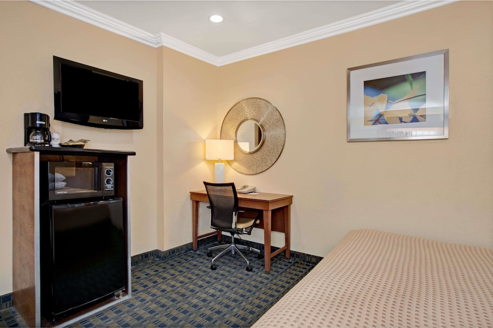 Days Inn by Wyndham San Francisco - Lombard 17/24