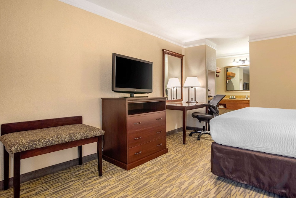 Clarion Inn Conference Center Gonzales, LA 16/41