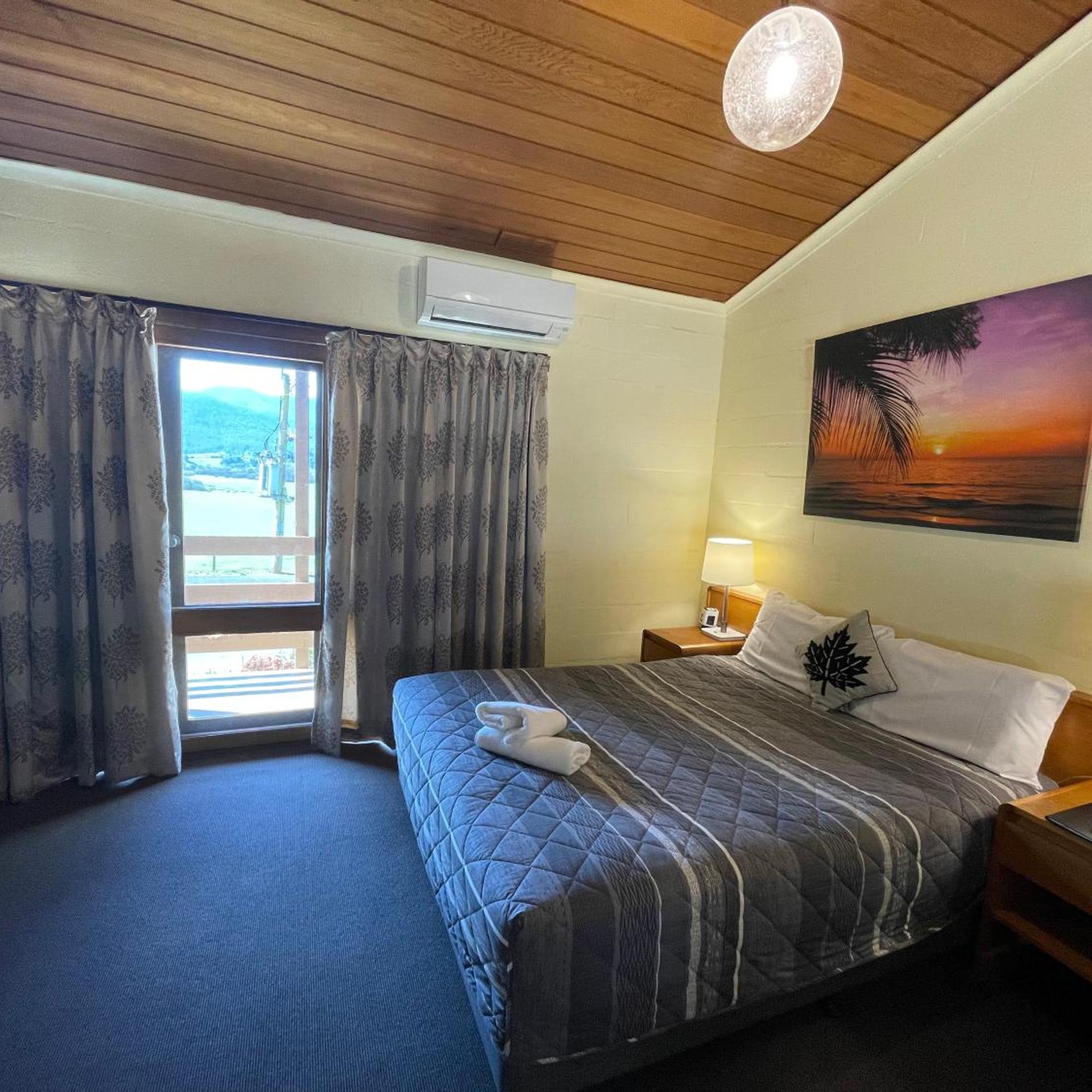 MOUNTAIN CREEK MOTEL 9/50