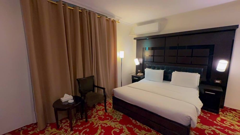 DELUXE, DOUBLE OR TWIN BED