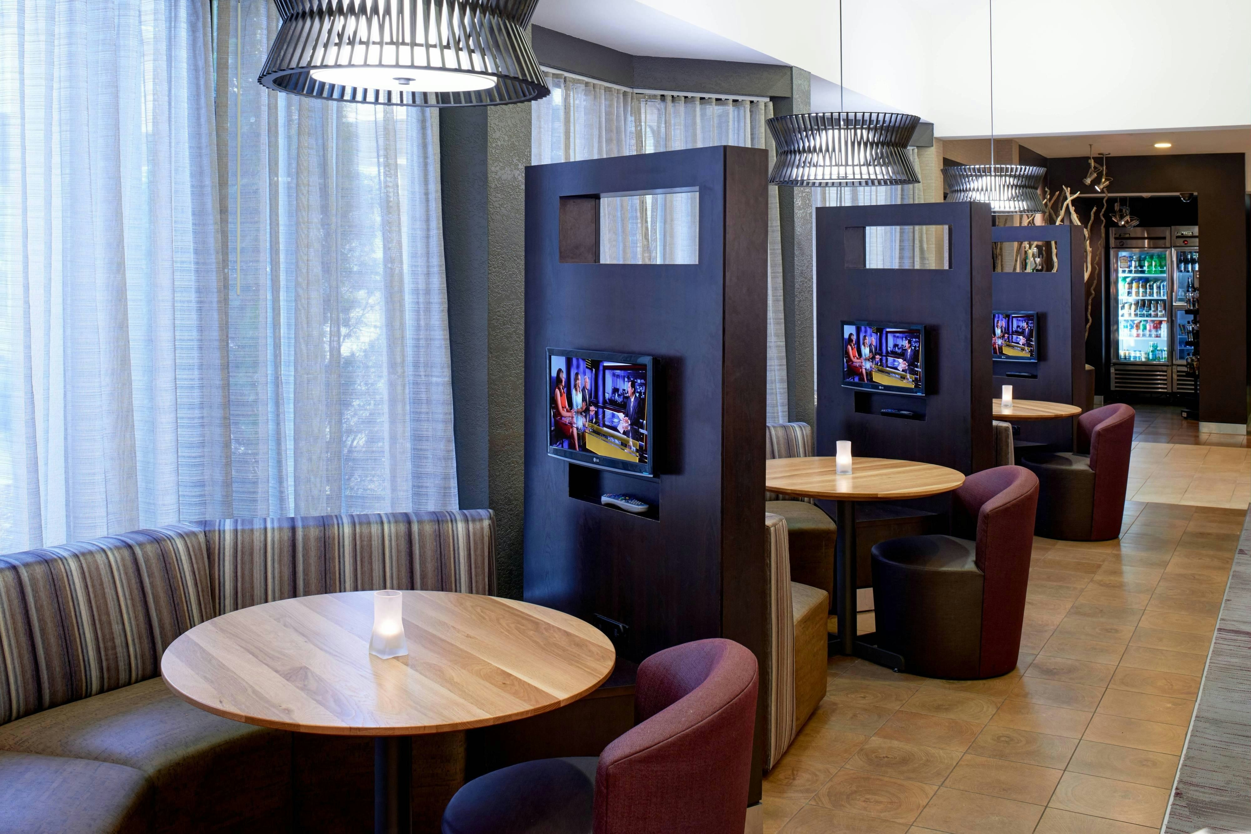 Courtyard By Marriott Detroit Metropolitan Airport Romulus 7/10