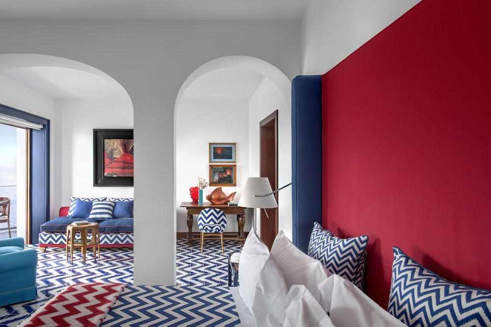 JUNIOR SUITE, QUEEN BED, SEA VIEW, BALCONY