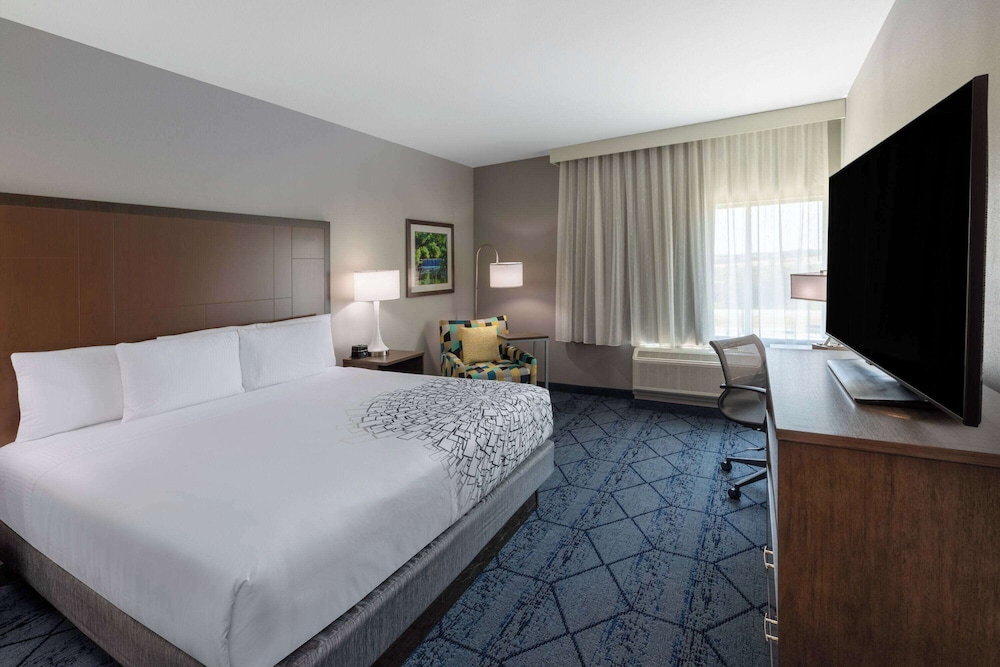 La Quinta Inn and Suites by Wyndham Round Rock East 7/43