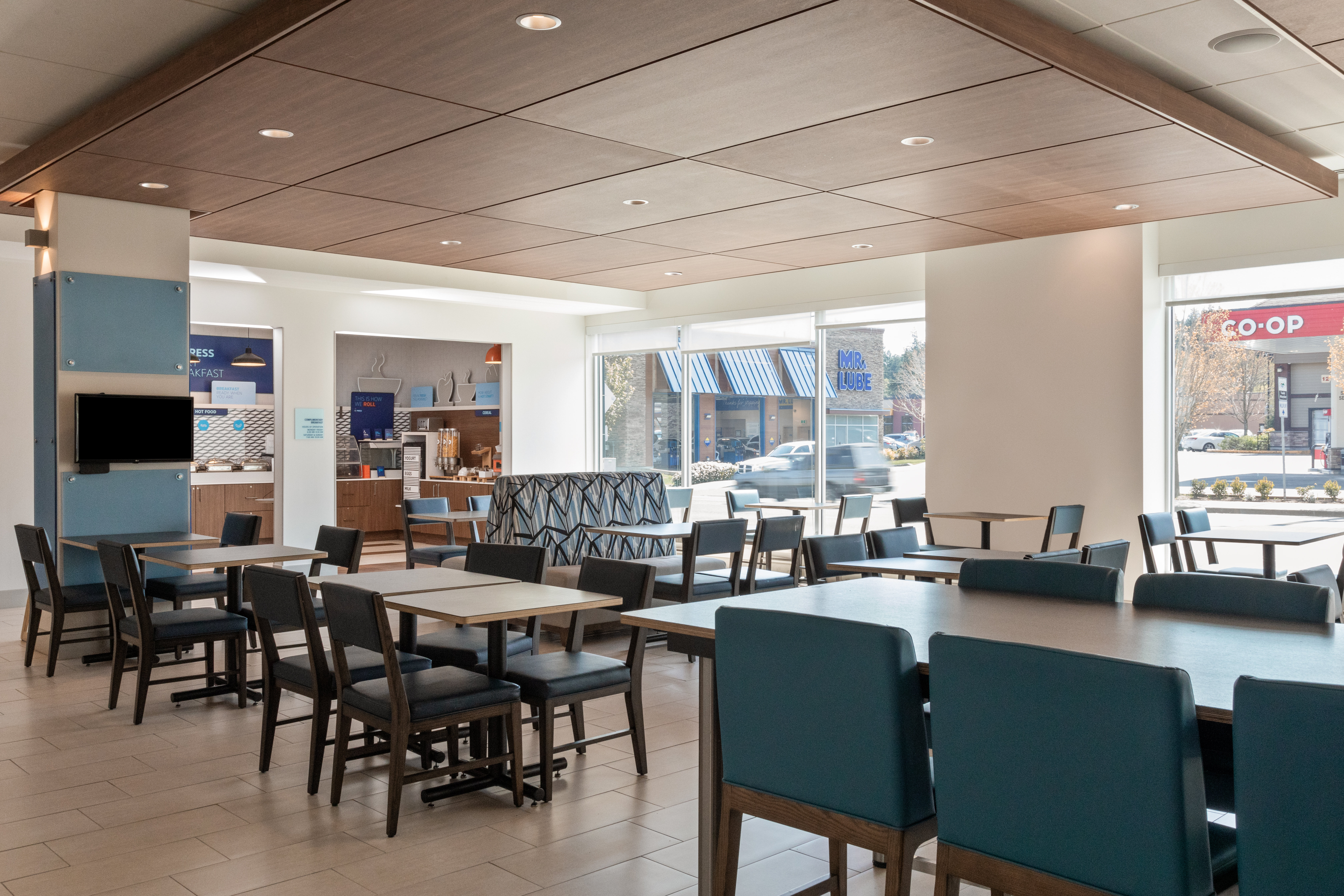 Holiday Inn Express And Suites Victoria Colwood 49/67