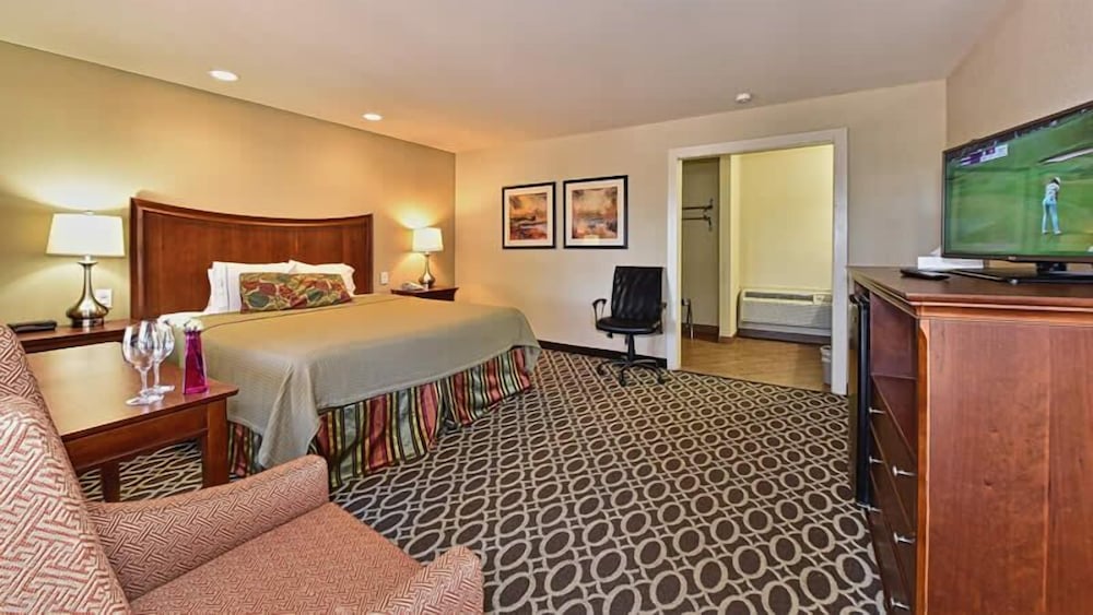 Sunday House Inn and Suites 14/23