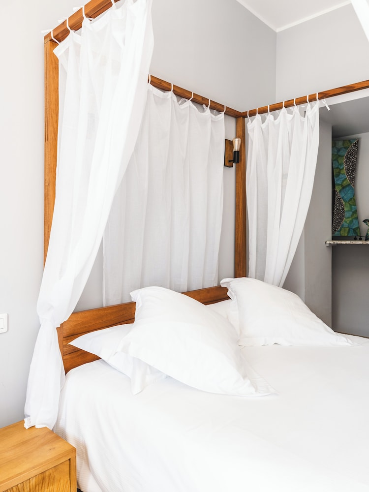 Junior Suite, King Bed, Trundle Bed, Canal View, Le Suffren, BW Signature Collection 8/10