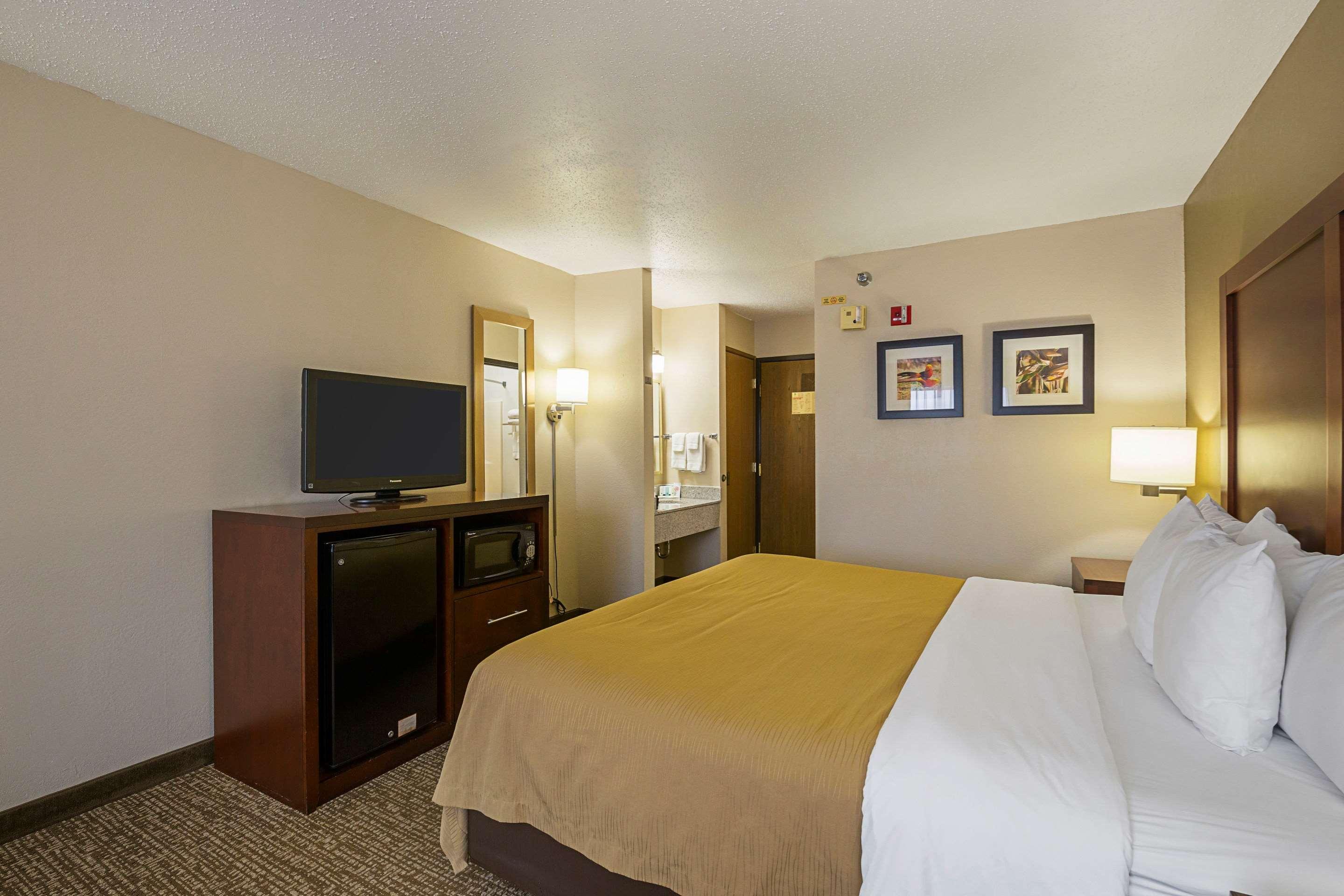 غرفة بسرير مزدوج، Quality Inn Waverly IA 7/9