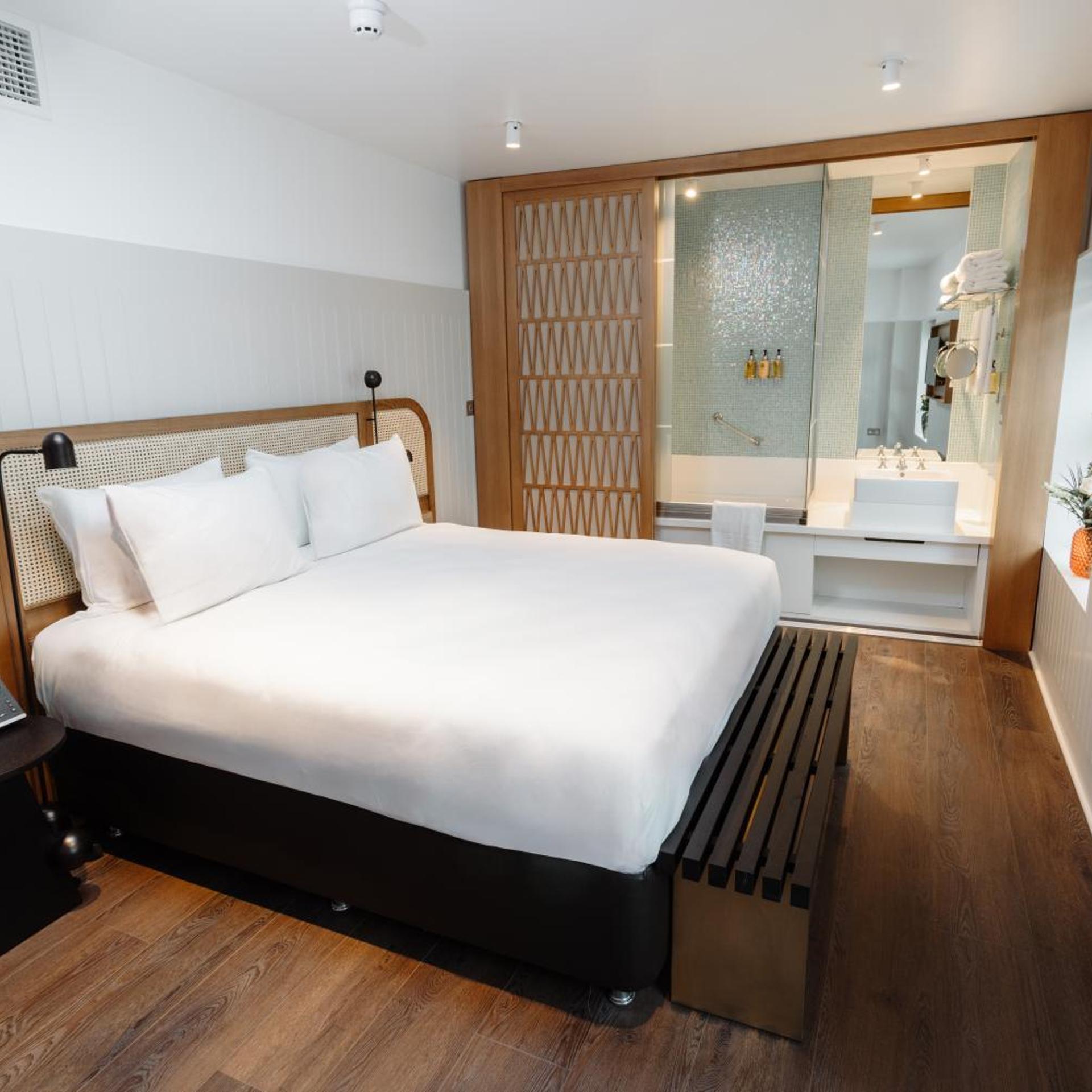 ROOM, DOUBLE BED