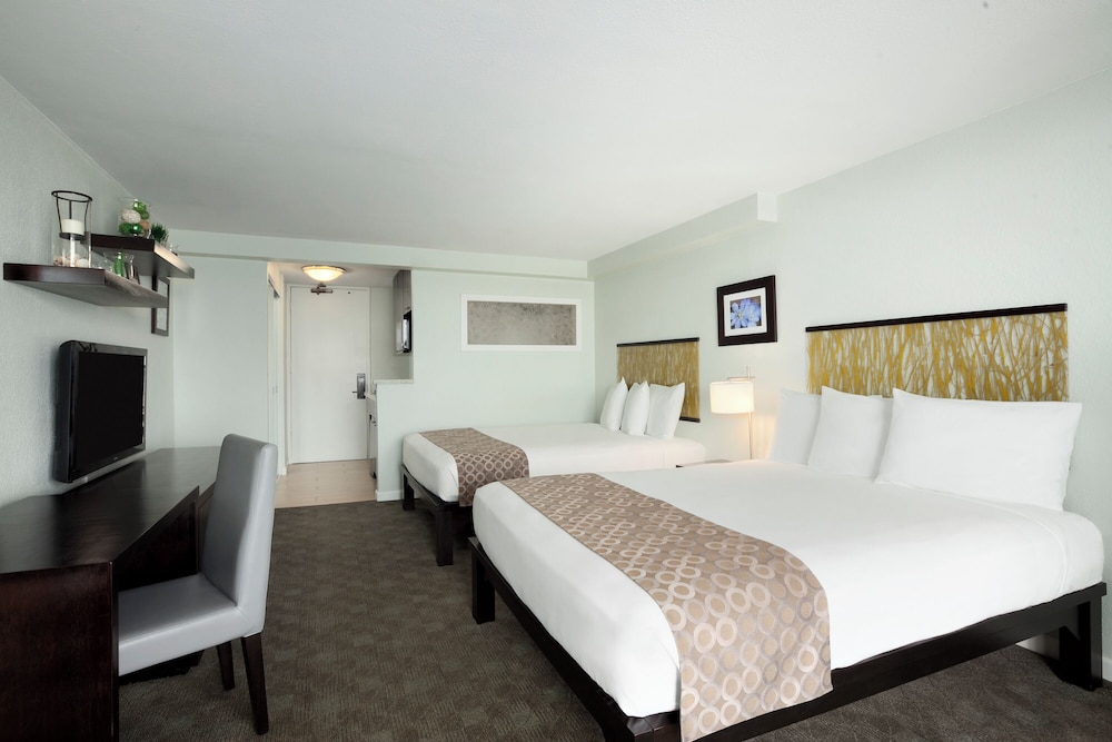 OCEAN, PANORAMIC, DELUXE, STUDIO, 2 QUEEN BEDS, CITY VIEW, KITCHENETTE