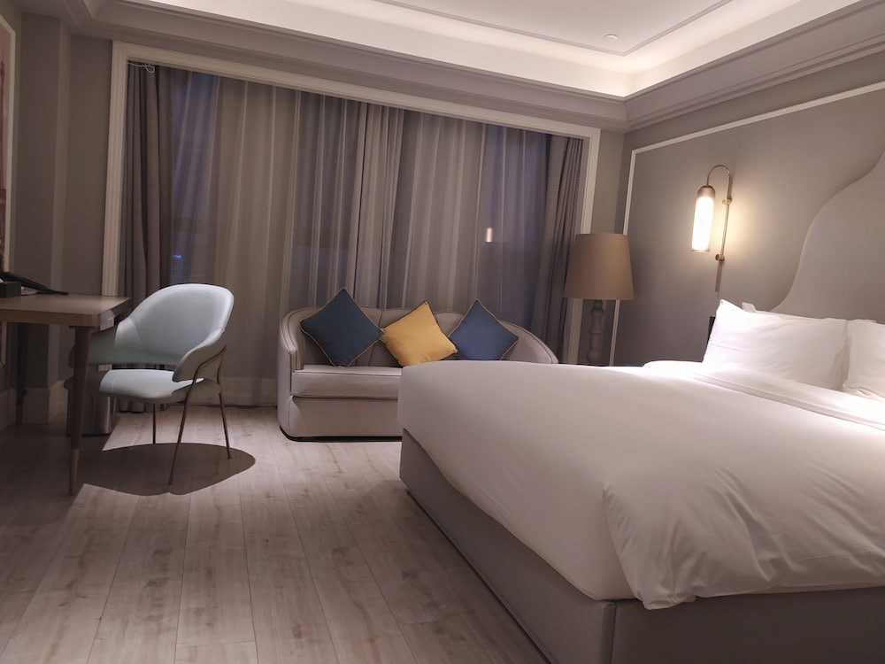 SUPERIOR, KING BED