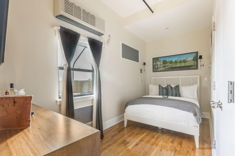 1 BEDROOM, SUITE, BALCONY