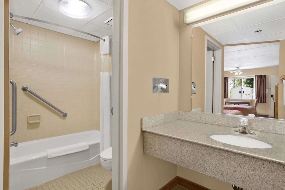 Days Inn by Wyndham Harrisburg North 14/32