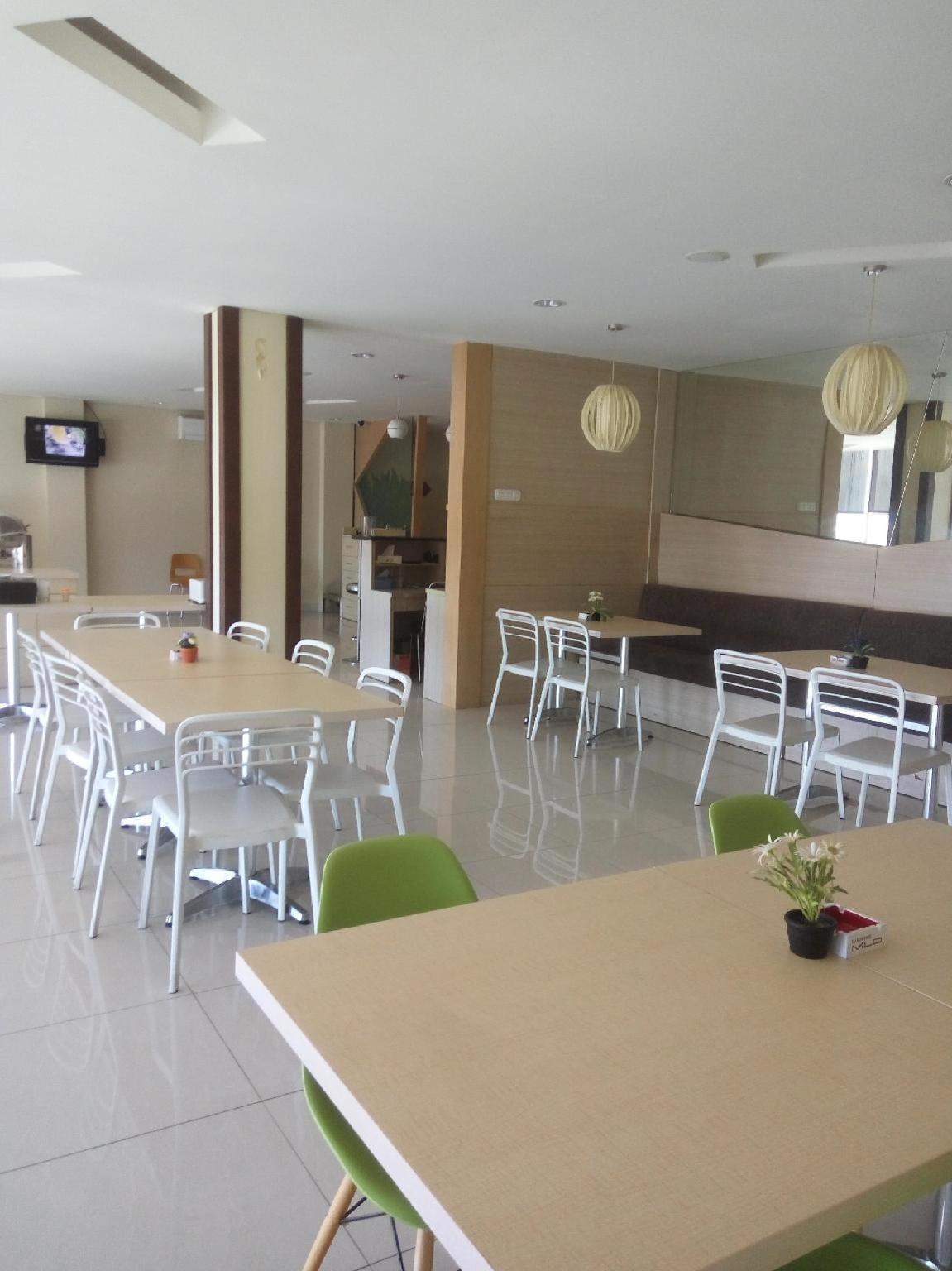 Max Hotel Panakkukang Makassar By LIFE 20/30
