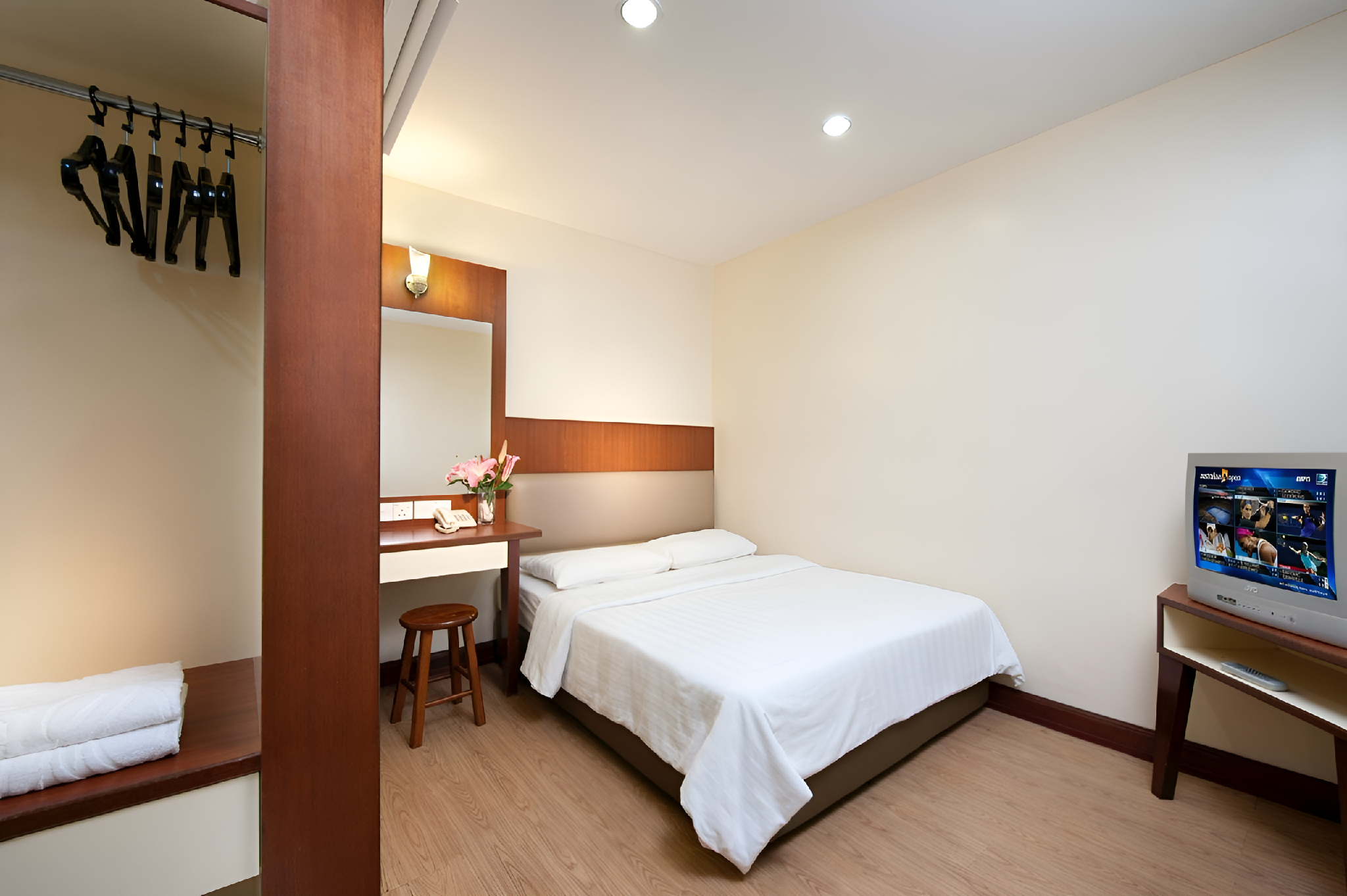 Standard, Queen Bed, No Window