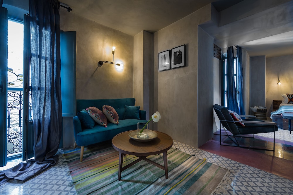 THE RIAD 22/28