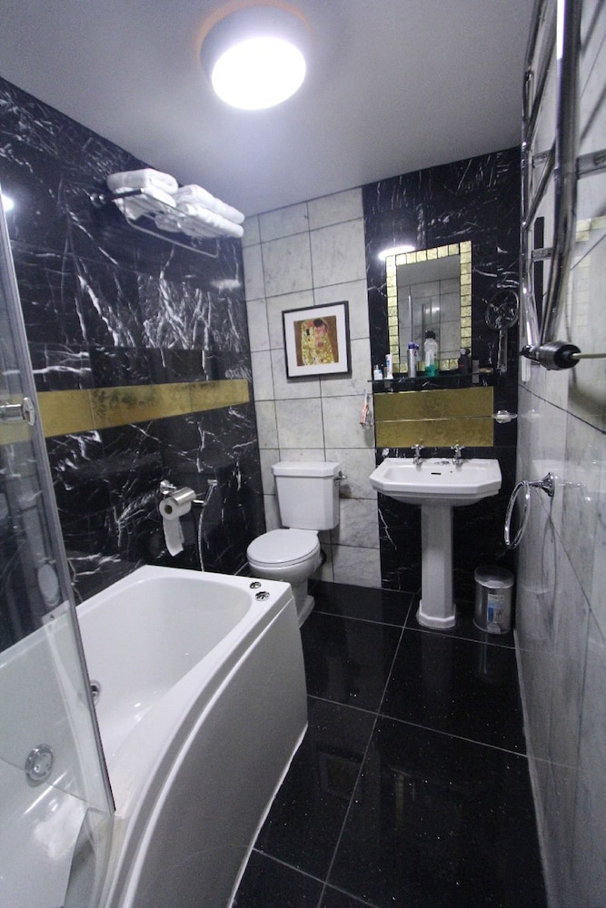 Opulence Centra London Hotel 15/75
