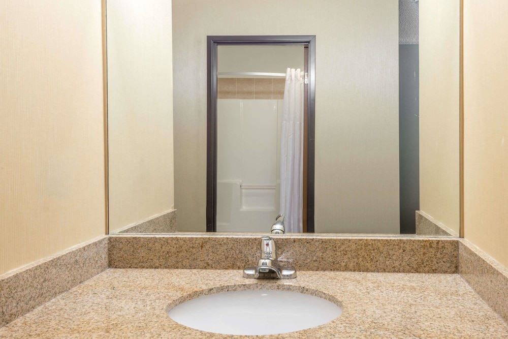 Days Inn by Wyndham Carbondale 38/38