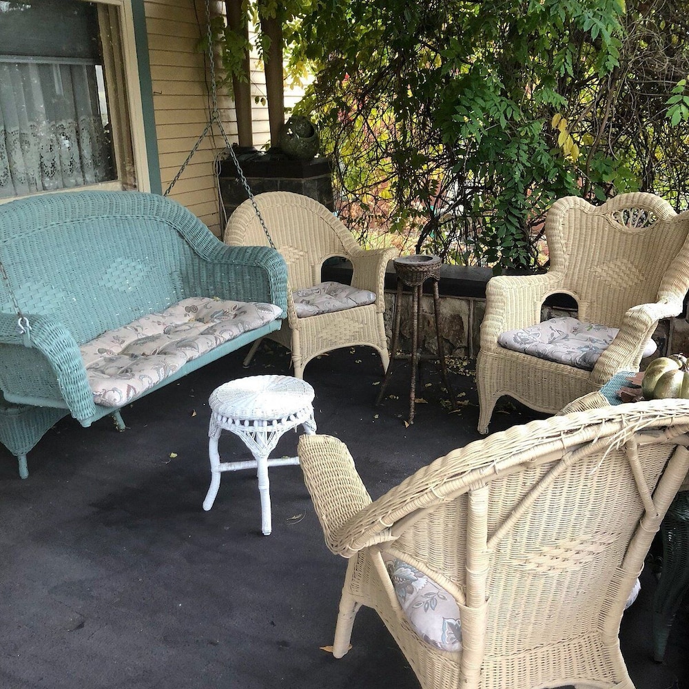 The Queen, A Victorian Bed and Breakfast 37/74