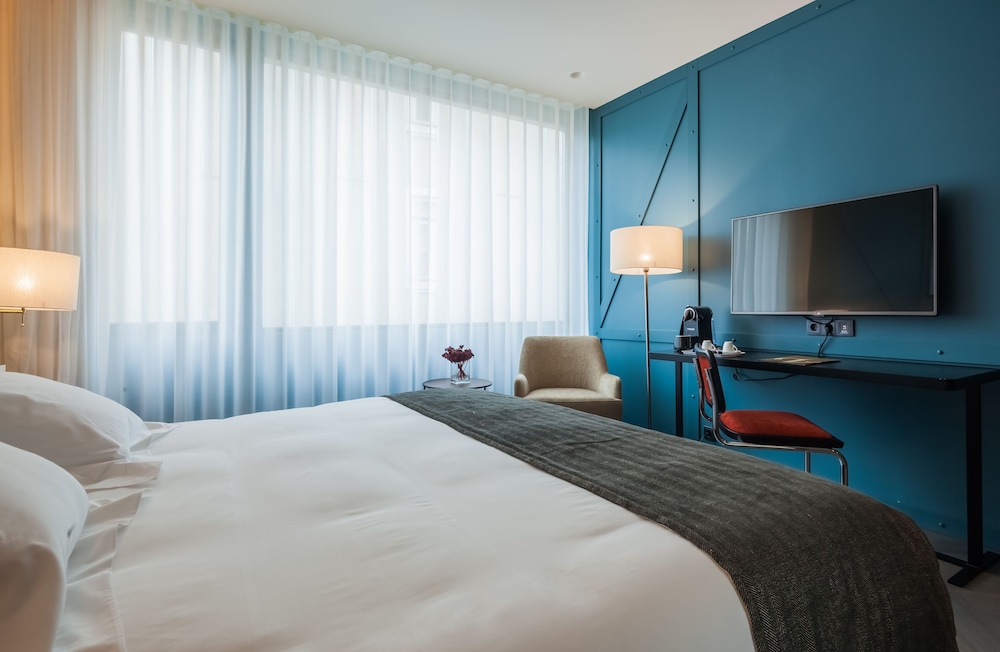 PREMIUM, DOUBLE OR TWIN BED