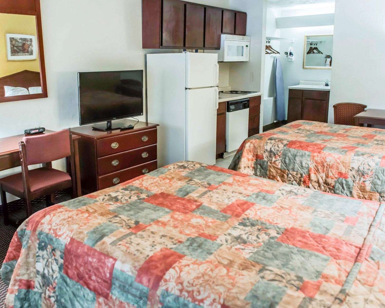EFFICIENCY, 2 DOUBLE BEDS