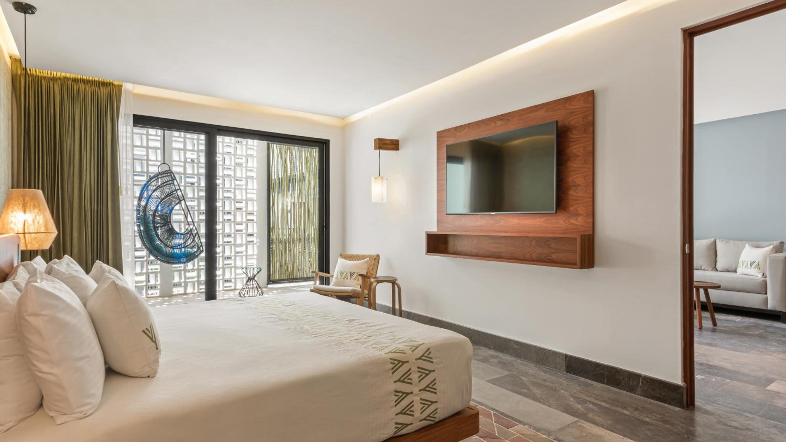 Grand, Master, Suite, King Bed, Bathtub