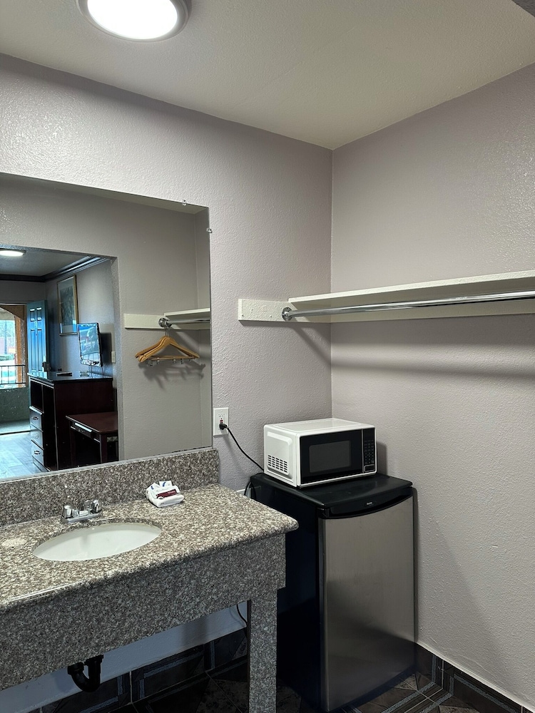 Americas Best Value Inn Corona 45/46