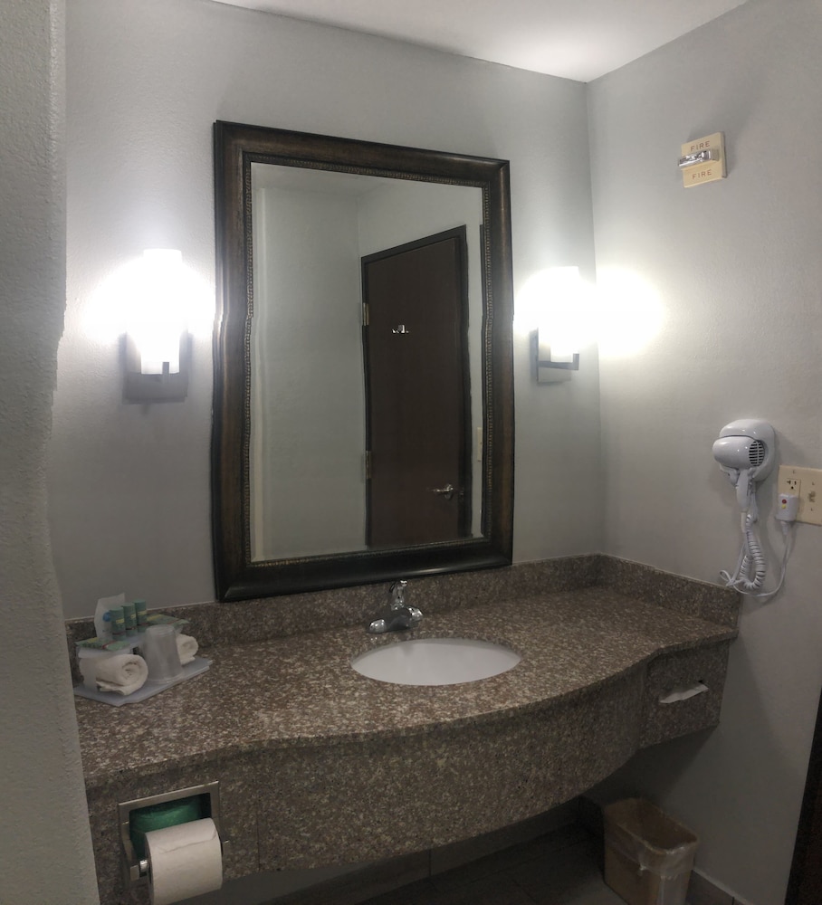 Best Western Medical Center North Inn and Suites Near Six Flags 23/37