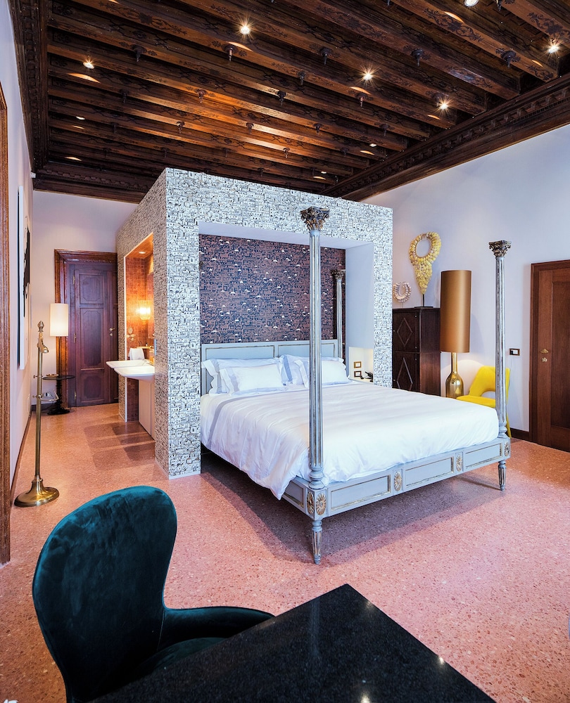 Deluxe, Suite, 1 King and 1 Single Beds, Canal View