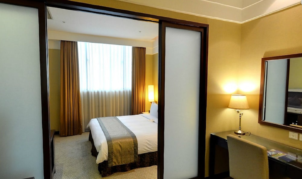 EXECUTIVE, QUEEN BED