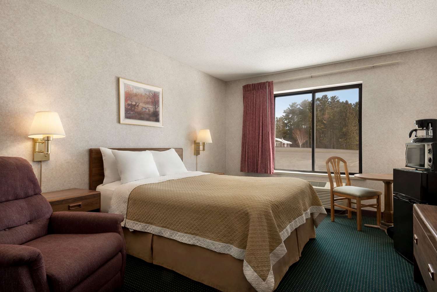 Days Inn By Wyndham Eagle River 6/23