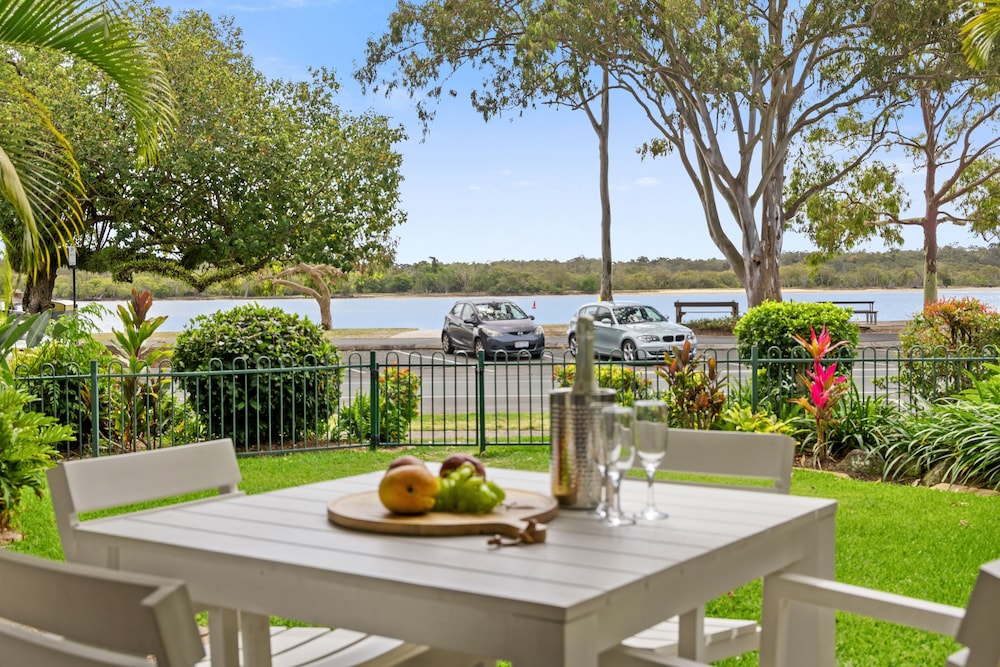 NOOSA OUTRIGGER BEACH RESORT 56/73