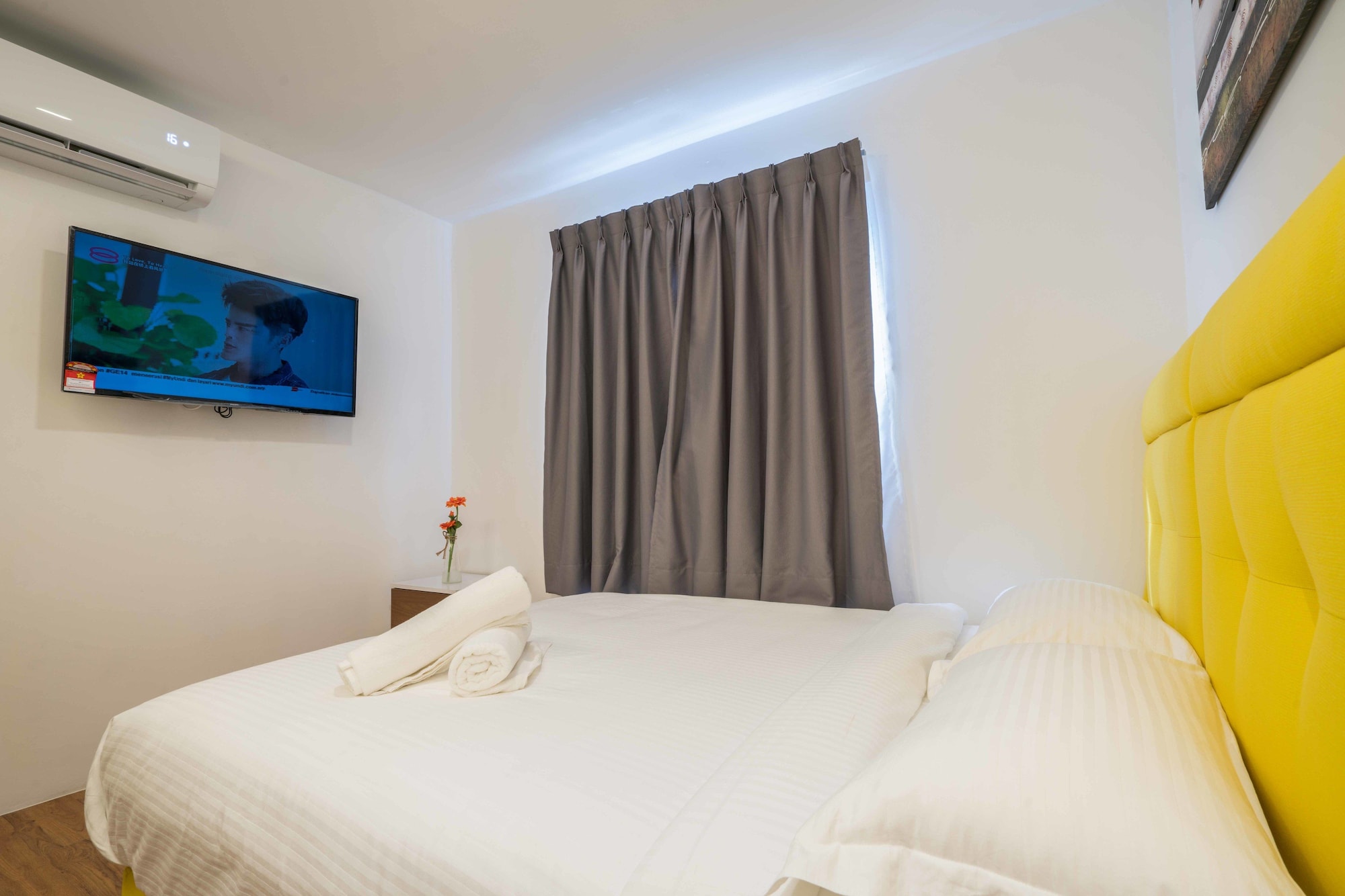 DELUXE, QUEEN BED, PRIVATE BATHROOM