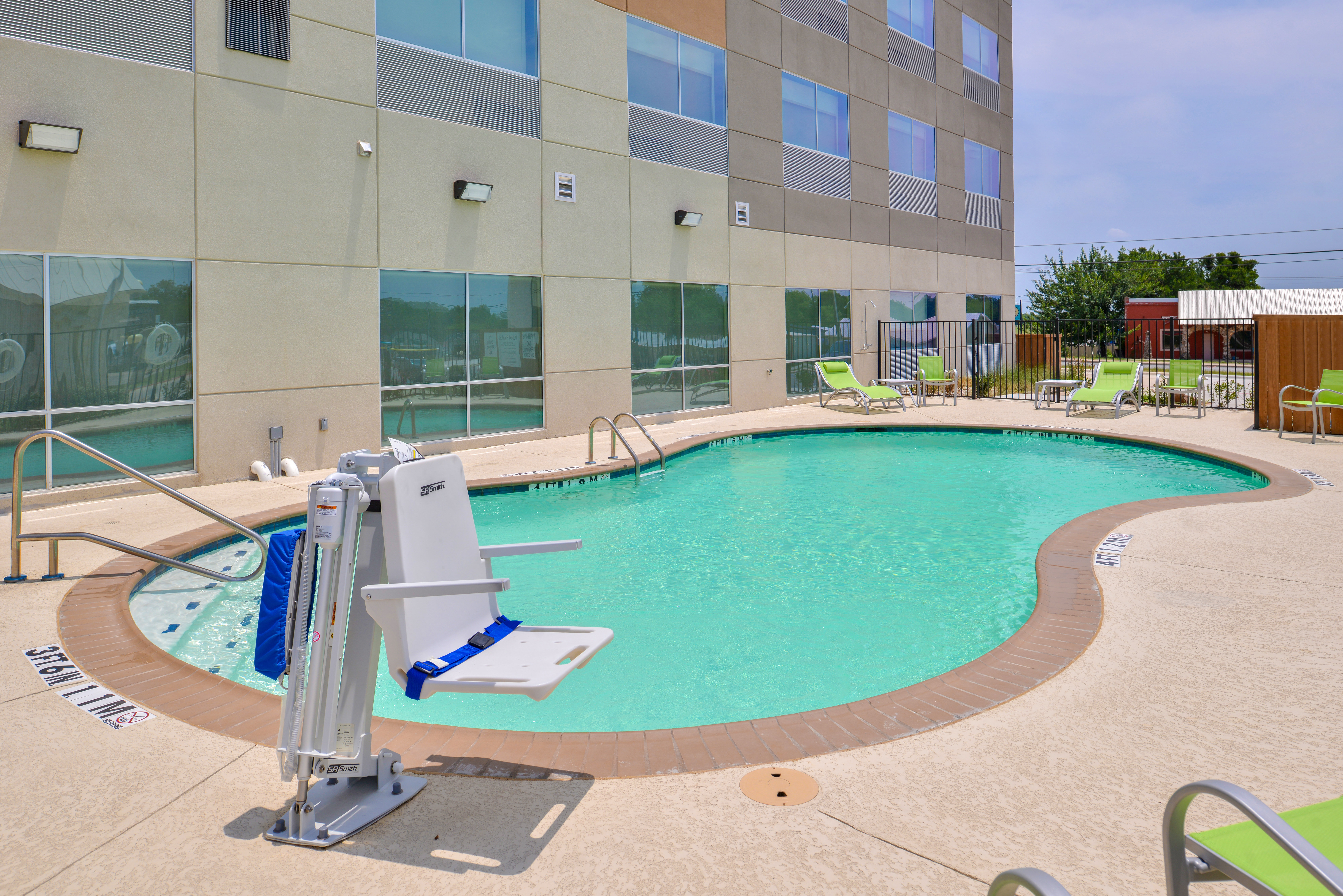 HOLIDAY INN EXPRESS EARLY 34/34