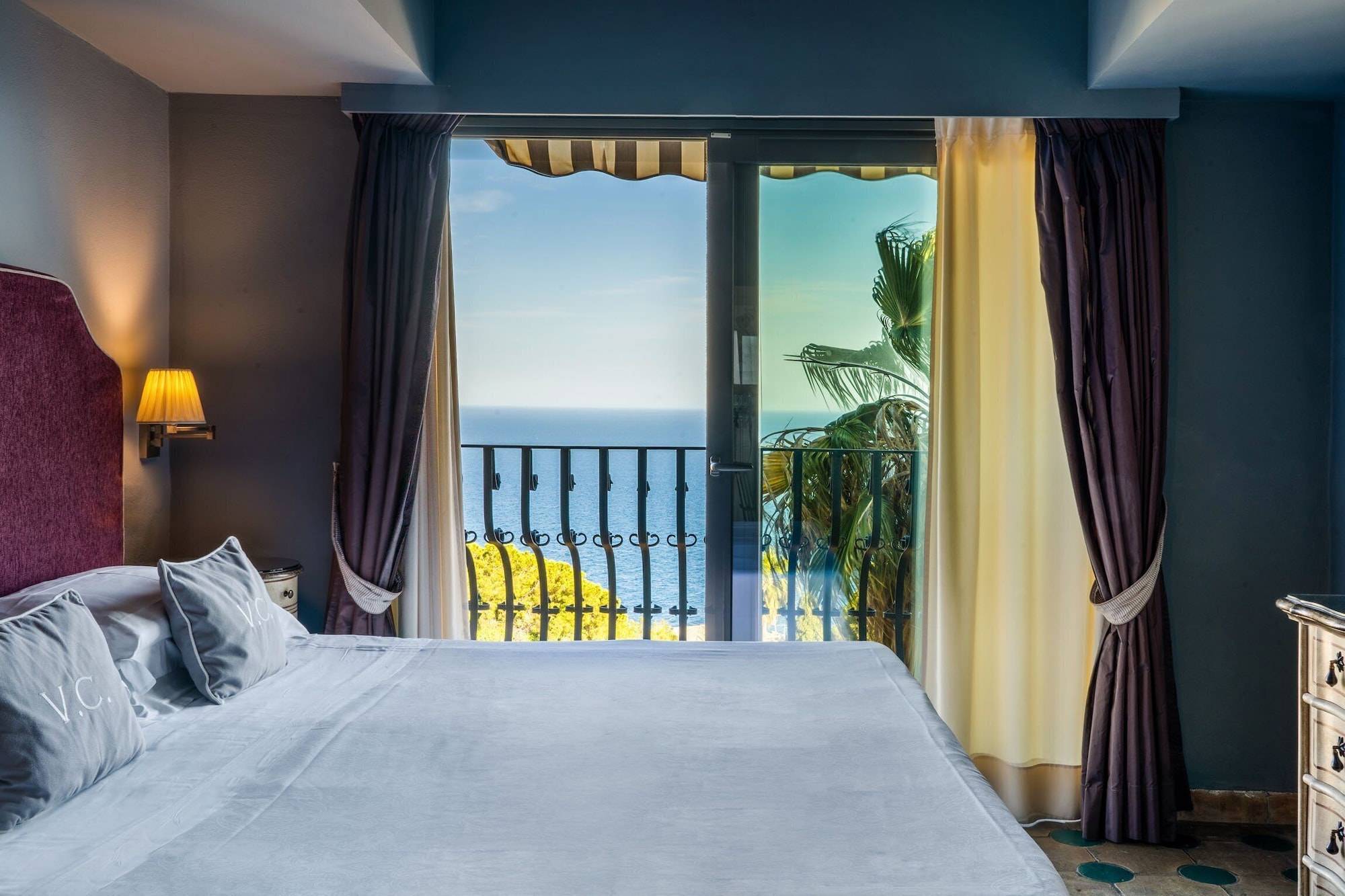 DELUXE, DOUBLE OR TWIN BED