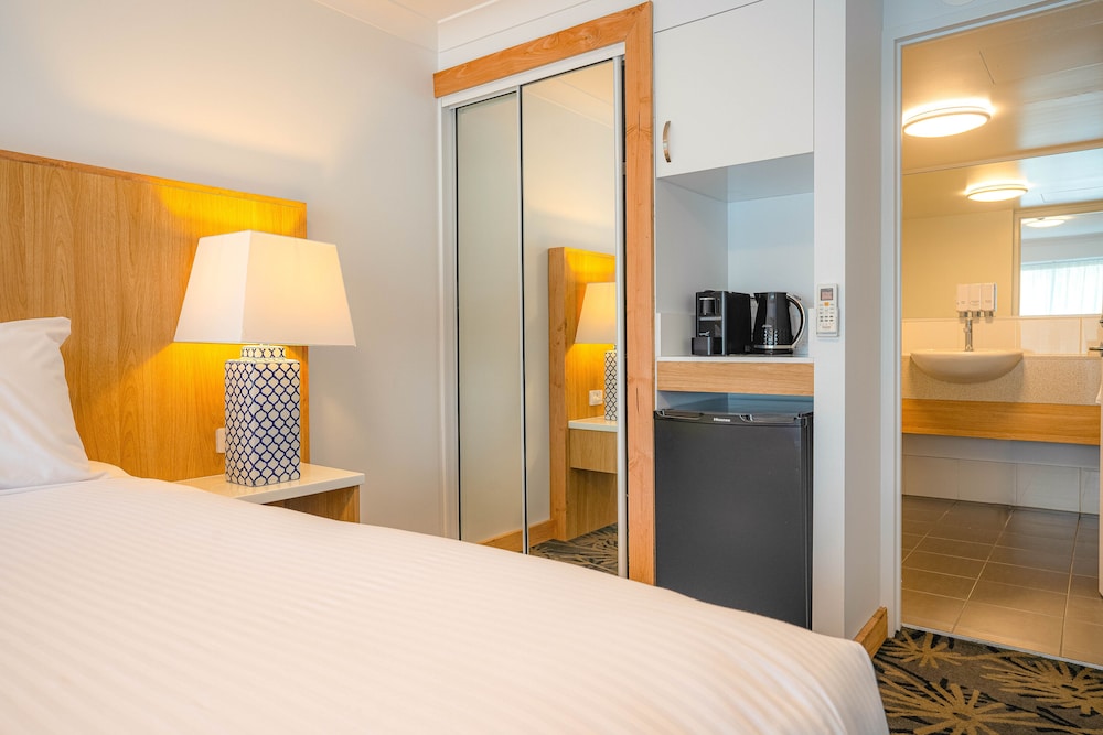 AIRLIE BEACH HOTEL 30/70