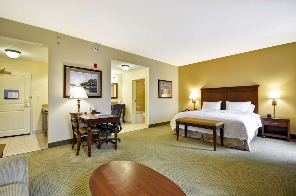 Hampton Inn & Suites North Charleston-University Blvd 16/55