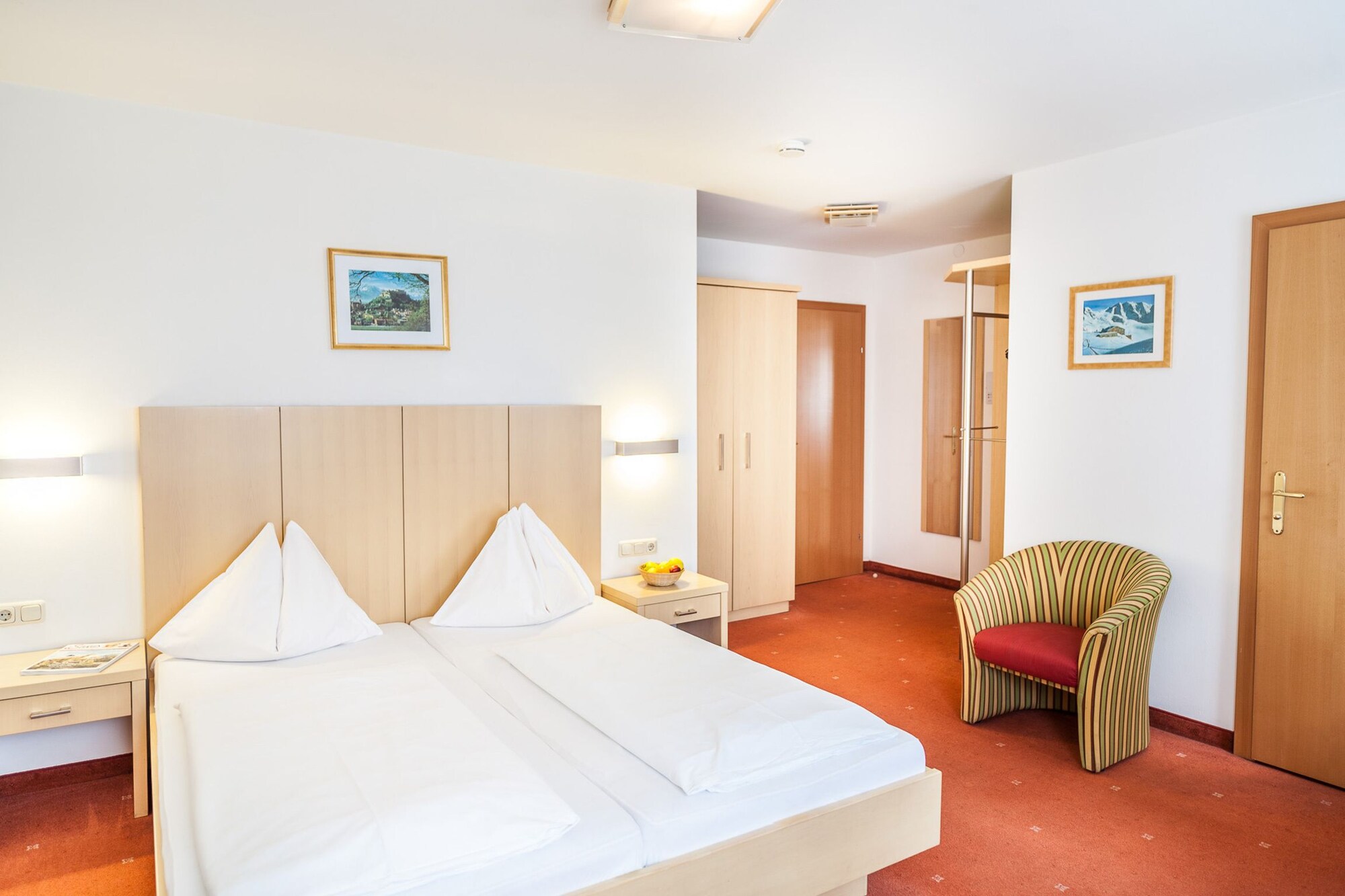 ROOM, TWIN BEDS