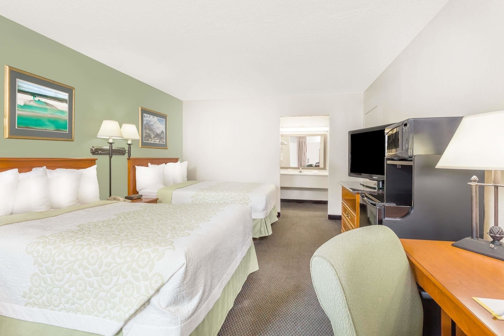 Days Inn by Wyndham Cedar Falls - University Plaza 7/20