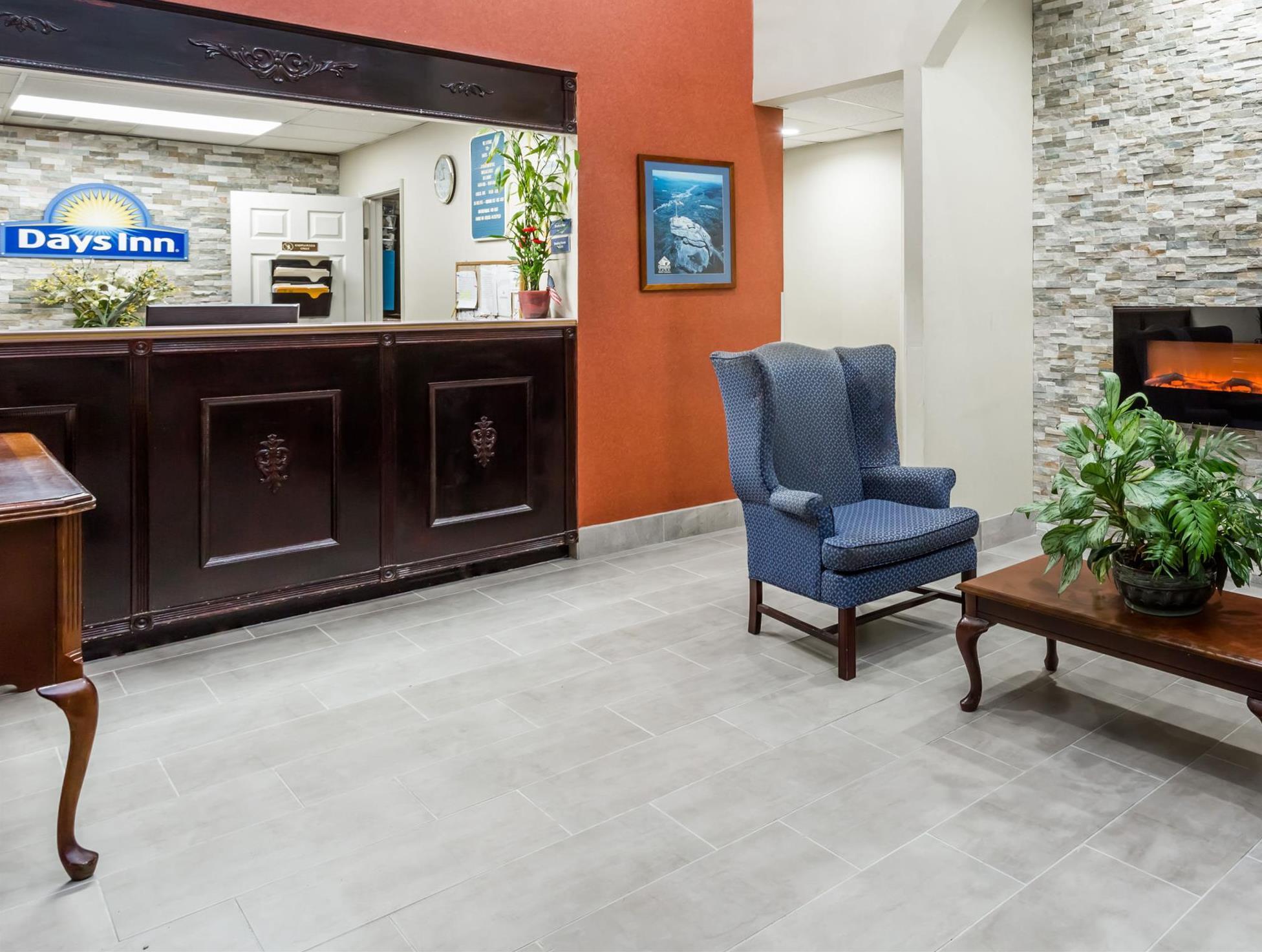 Days Inn by Wyndham Hendersonville 4/17
