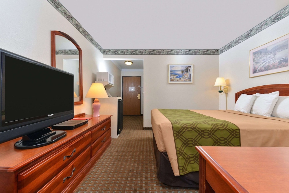 Econo Lodge Inn & Suites Corning Travel Center 16/21