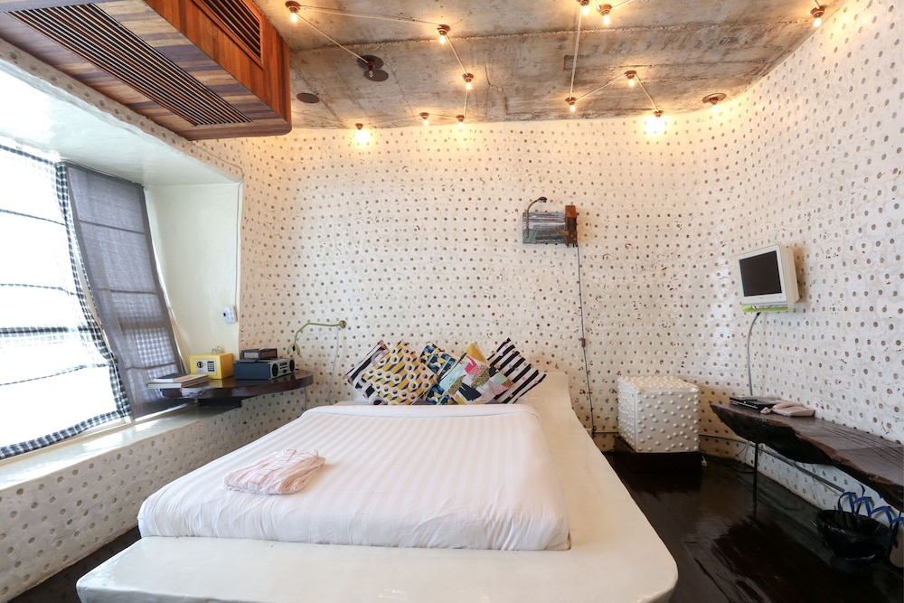 Mo Rooms 8/50