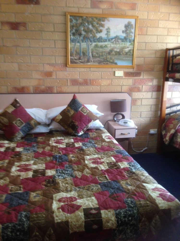 NORTH PARKES MOTEL 13/39