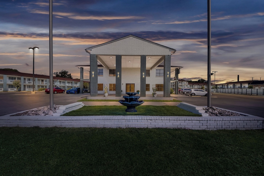 HomeTowne Studios San Antonio E - Frost Bank Center 41/49