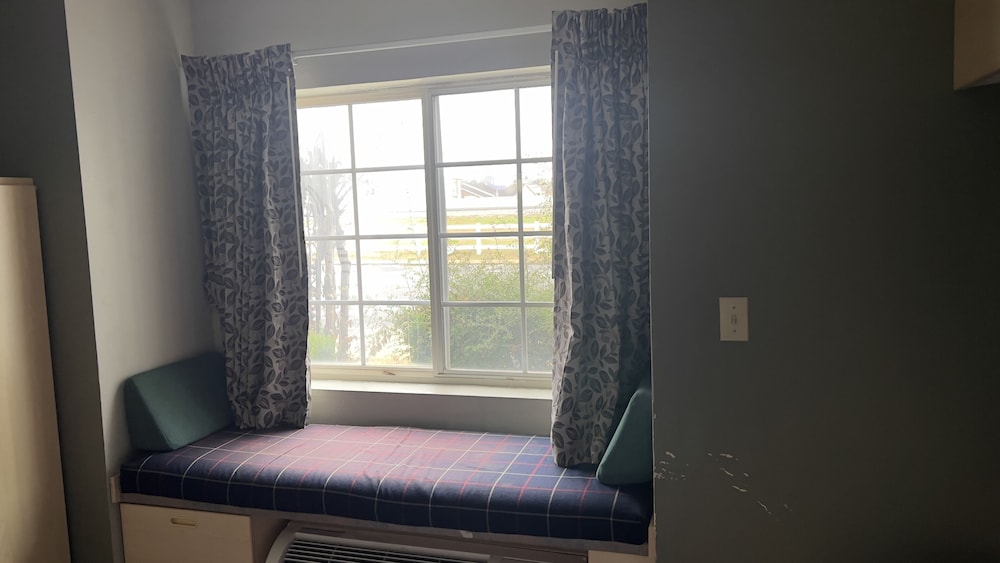 ROOM, QUEEN BED