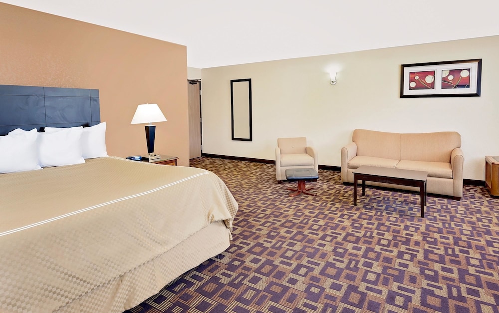 Super 8 by Wyndham Decorah 7/28