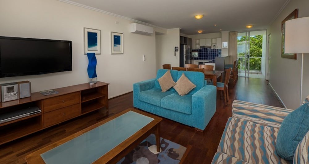 SEACHANGE COOLUM BEACH 42/76