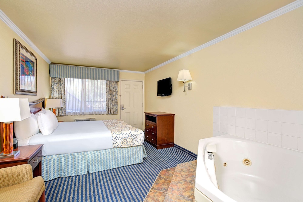 Super 8 by Wyndham Santa Cruz Beach 18/31