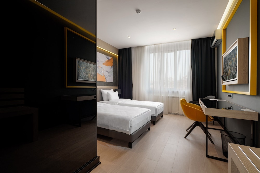 Maccani Luxury Suites 16/85