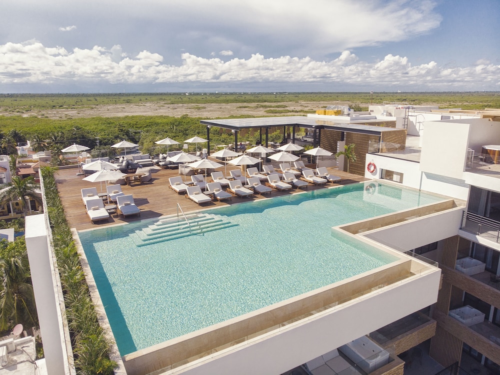 The Fives Oceanfront Puerto Morelos 34/71